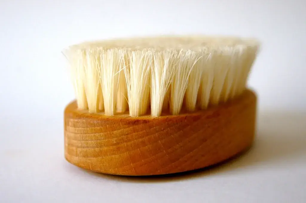 Cepillo de madera con cerdas naturales